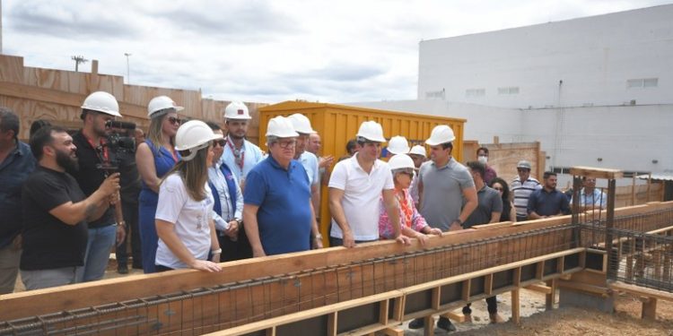 João Azevêdo entrega equipamentos de saúde, reforma de escola, inspeciona obras e autoriza novos investimentos em Patos