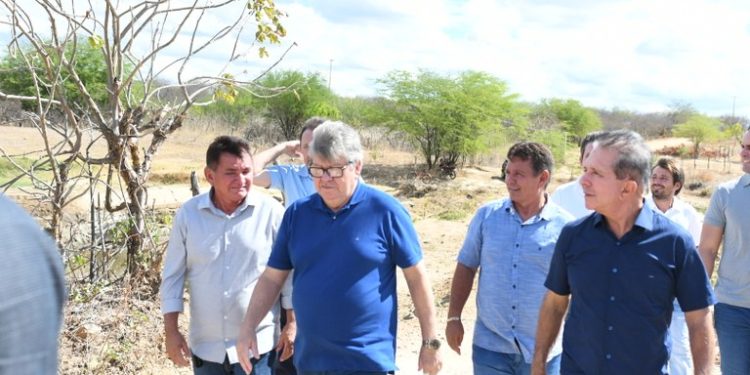 Governador autoriza obras e inaugura travessia urbana em Cacimba de Areia e Areia de Baraúnas