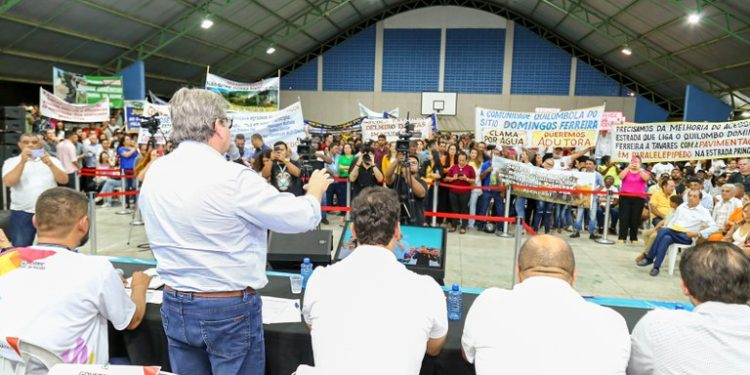 João participa do ODE em Princesa Isabel, entrega equipamentos para a região e dialoga com a população