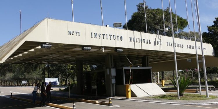 Atacado por hacker, site do INPE com dados sobre queimadas fica fora do ar