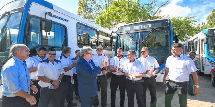 Governador acompanha entrega de 10 novos ônibus para o sistema de transporte púbico da Região Metropolitana de João Pessoa