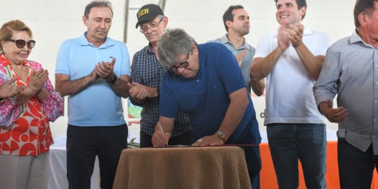 Governador autoriza obras e inaugura travessia urbana em Cacimba de Areia e Areia de Baraúnas