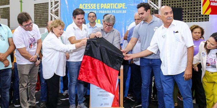 João entrega benefícios no valor de R$ 37 milhões e ouve novas demandas da população durante audiência do ODE em Santa Luzia