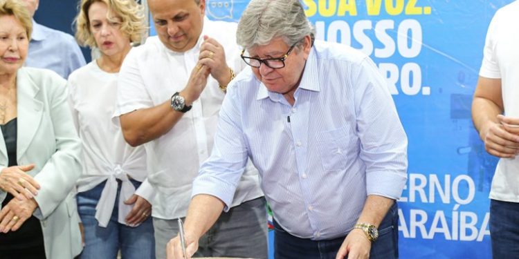 João participa do ODE em Princesa Isabel, entrega equipamentos para a região e dialoga com a população