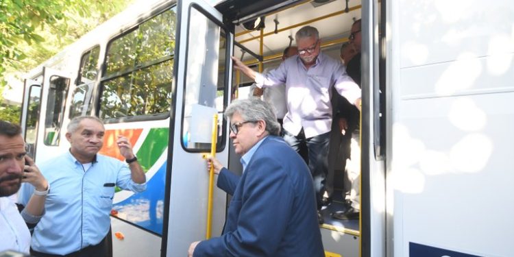 Governador acompanha entrega de 10 novos ônibus para o sistema de transporte púbico da Região Metropolitana de João Pessoa