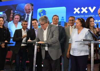 João prestigia Encontro Nacional dos Comitês de Bacias Hidrográficas em Natal e assina Pacto Nacional de Governança das Águas