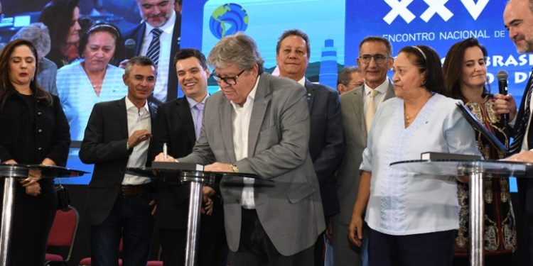João prestigia Encontro Nacional dos Comitês de Bacias Hidrográficas em Natal e assina Pacto Nacional de Governança das Águas