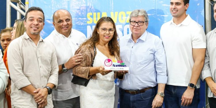 João participa do ODE em Princesa Isabel, entrega equipamentos para a região e dialoga com a população