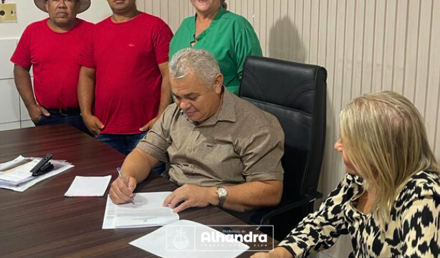 Alhandra firma contrato com cooperativa de catadores de materiais recicláveis para coleta de resíduos sólidos urbanos