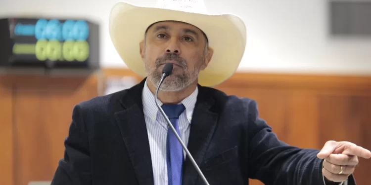 Lesa Pátria: PF cumpre mandados contra deputado estadual suspeito de bancar atos de 8 de janeiro