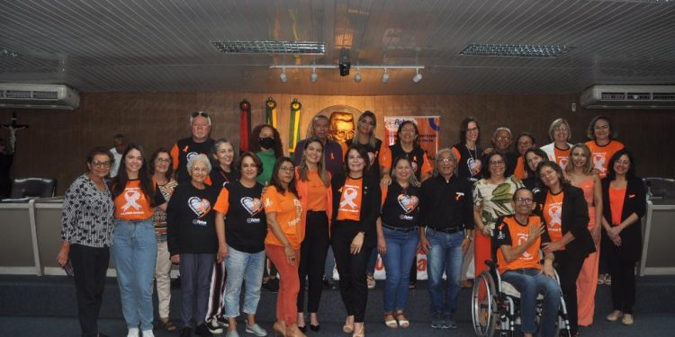 Agosto Laranja na CMCG: contra informações incorretas e notícias falsas sobre a Esclerose Múltipla