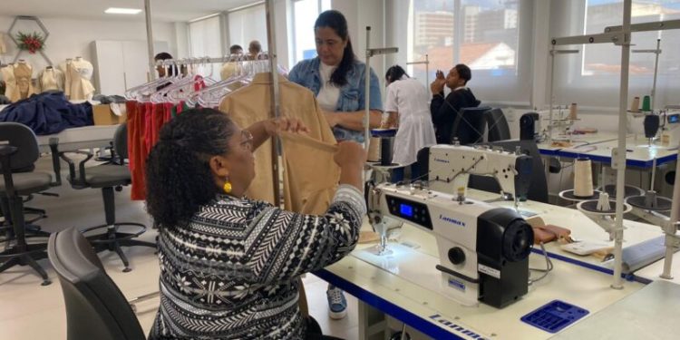 Mulheres cabedelenses participam de Curso Básico de Corte e Costura no Senac-PB