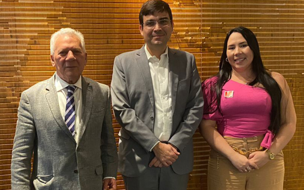 Prefeito de Cajazeiras e secretária são recebidos em Brasília por representante de instituição francesa