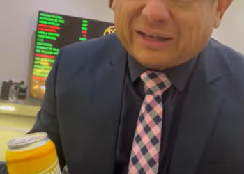 VÍDEO: Em brincadeira com Cida Ramos, Walber mostra como “se espanta uma petista”