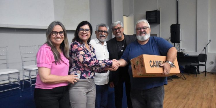 Escolas da Rede Municipal recebem kits esportivos através da parceria da Sedec com o Instituto Alpargatas