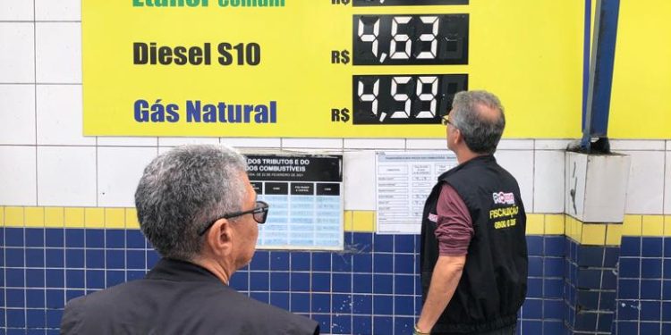 Procon-JP multa 39 postos e uma distribuidora por anteciparem aumento da gasolina e do diesel