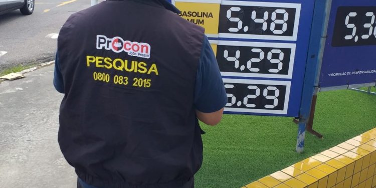 Diferença no preço da gasolina na Capital está em R$ 0,63; Procon-JP multa nove postos por aumento irregular