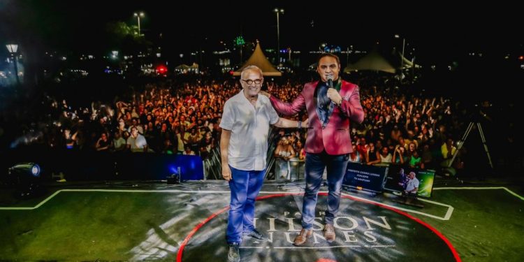 Durante show do Padre Nilson, Cícero Lucena destaca a importância da fé e da religiosidade