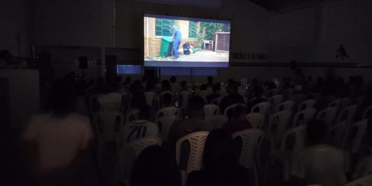 Cine ECA TV tem primeira sessão em escola municipal no Grotão com sucesso de público