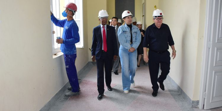 João Azevêdo visita obras de restauração do Palácio da Justiça