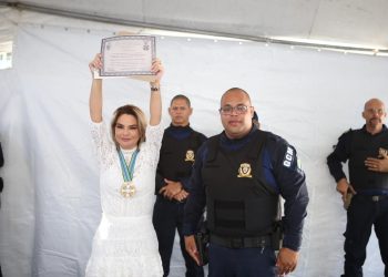 Segurança Pública: prefeita Karla Pimentel recebe medalha das Forças de Paz do Brasil