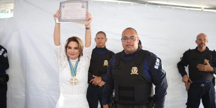 Segurança Pública: prefeita Karla Pimentel recebe medalha das Forças de Paz do Brasil
