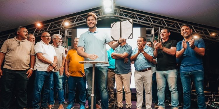 Bruno assina ordem de serviço para início da construção da Avenida Félix de Souza Araújo