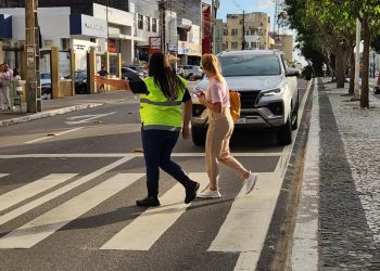 Prefeitura intensifica ações de conscientização sobre o respeito à travessia na faixa de pedestre