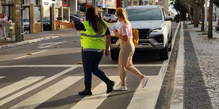 Prefeitura intensifica ações de conscientização sobre o respeito à travessia na faixa de pedestre