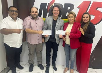 Ao lado de Veneziano, prefeita Leninha e vice-prefeito Marlon, de Uiraúna, assinam ficha de filiação ao MDB