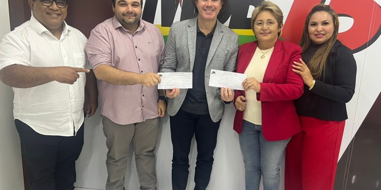 Ao lado de Veneziano, prefeita Leninha e vice-prefeito Marlon, de Uiraúna, assinam ficha de filiação ao MDB