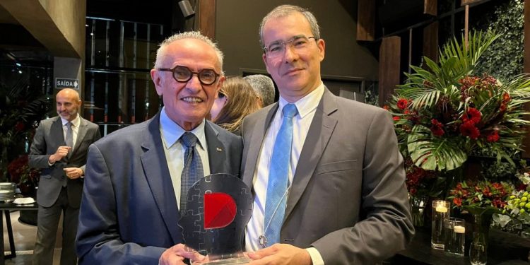 Prefeitura de João Pessoa recebe o prêmio internacional Diligent Latin America Awards 2023 em São Paulo