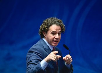 No Senado, Veneziano defende a política de valorização do salário mínimo e novas faixas de isenção para o imposto de renda