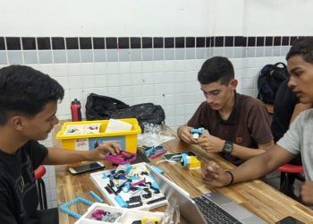 Alunos da Rede Municipal de João Pessoa fazem os últimos ajustes nos robôs para disputar a Olimpíada Brasileira de Robótica