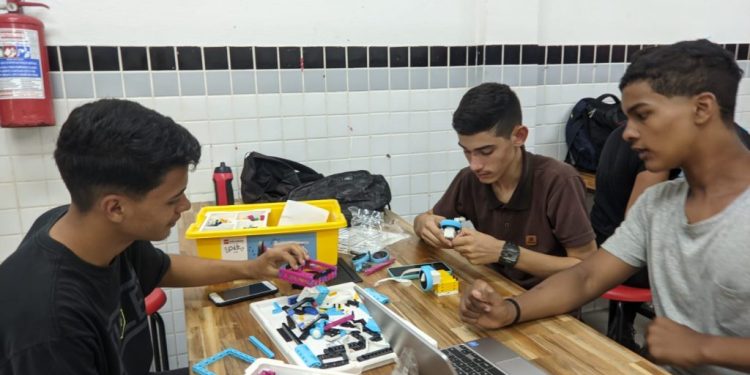 Alunos da Rede Municipal de João Pessoa fazem os últimos ajustes nos robôs para disputar a Olimpíada Brasileira de Robótica