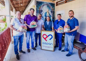 Leo Bezerra entrega cestas básicas para intuições sociais beneficiadas com partida de futebol solidária