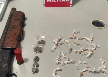 Polícia Militar faz incursão em manguezal e apreende arma e 80 porções de drogas em Bayeux