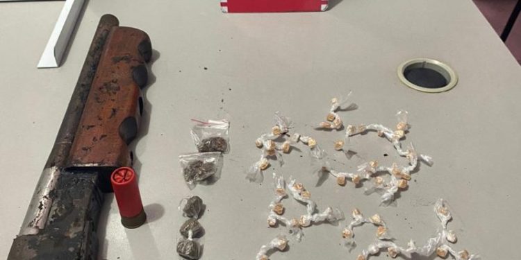 Polícia Militar faz incursão em manguezal e apreende arma e 80 porções de drogas em Bayeux