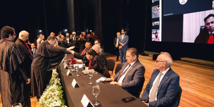 Cícero destaca função de conciliador do MP no cumprimento da legislação, durante a posse do novo procurador-geral de Justiça