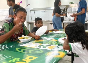 População comemora inauguração do Restaurante Popular Prato do Povo, no Distrito dos Mecânicos