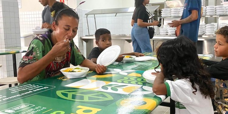 População comemora inauguração do Restaurante Popular Prato do Povo, no Distrito dos Mecânicos