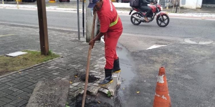 SEINFRA orienta a população sobre o descarte correto de lixo para evitar obstrução de galerias