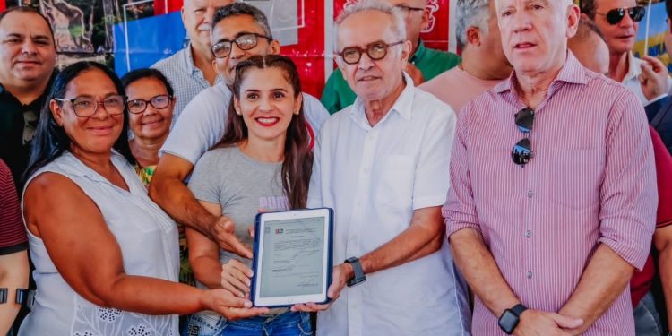 Cícero Lucena assina Ordem de Serviço para pavimentação de 15 ruas em Mangabeira