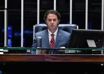 Ao presidir sessão de abertura do 2º semestre, Veneziano destaca avanços que o Senado proporcionou ao Brasil este ano