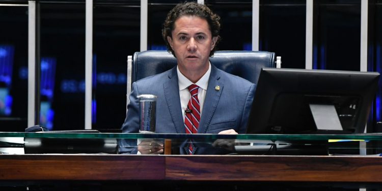 Ao presidir sessão de abertura do 2º semestre, Veneziano destaca avanços que o Senado proporcionou ao Brasil este ano