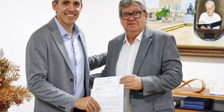 João Azevêdo recebe deputado Tovar Correia Lima em audiência