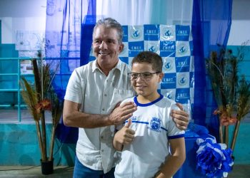 Projeto Novos Olhares entrega mais óculos em escola de Patos