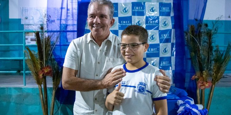 Projeto Novos Olhares entrega mais óculos em escola de Patos