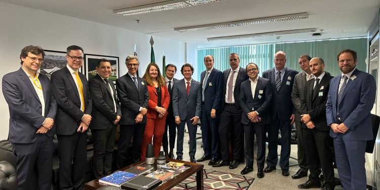 Veneziano recebe relatório sobre impactos da reforma tributária no Turismo e atuará para ampliar participação do setor na proposta