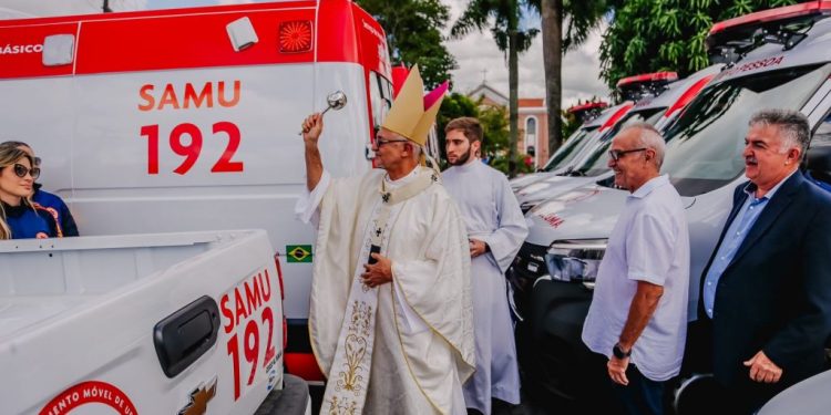 Cícero destaca inspiração religiosa na construção da Capital e entrega ambulâncias para o Samu